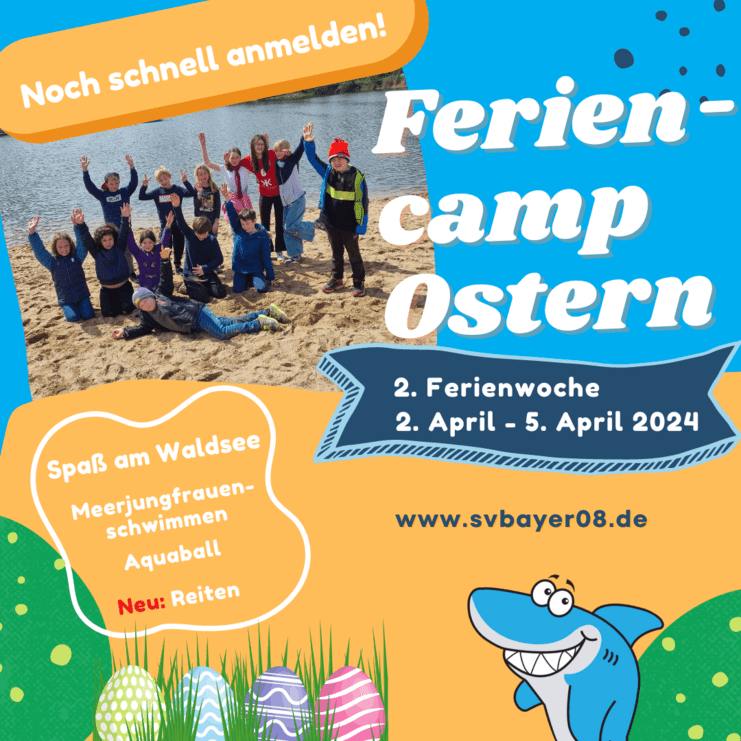 Kinder veranstalten ein Gruppenfoto am Waldrand, umgeben von Wasser und Sand, mit bunten Eiern im Vordergrund.