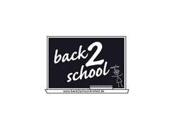 Schwarze Tafel mit dem Schriftzug „back 2 school“, einer Zeichnung einer Lehrerin und der Website-Adresse am unteren Rand.