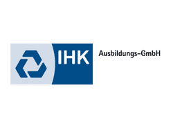 Logo der IHK Ausbildungs-GmbH mit stilisierten Pfeilen und der Aufschrift „IHK Ausbildungs-GmbH“.