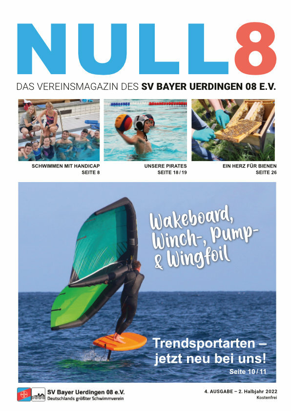 Mann auf einem Wakeboard mit einem Wingfoil auf dem Wasser, umgeben von Wellen und blauem Himmel.