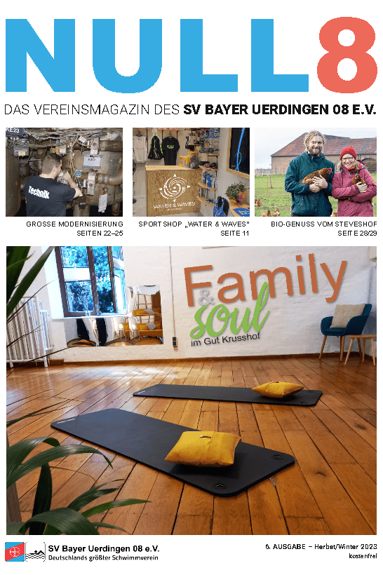 Titelbild des Magazins „NULL 8“ mit Yogamatten und Kissen in einem ruhigen Raum mit Holzfußboden.