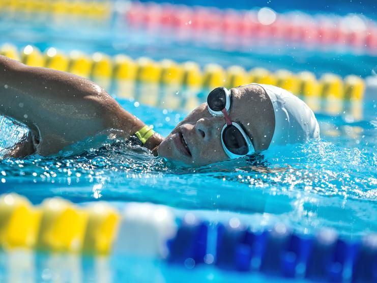 Schwimmerin im Wasser